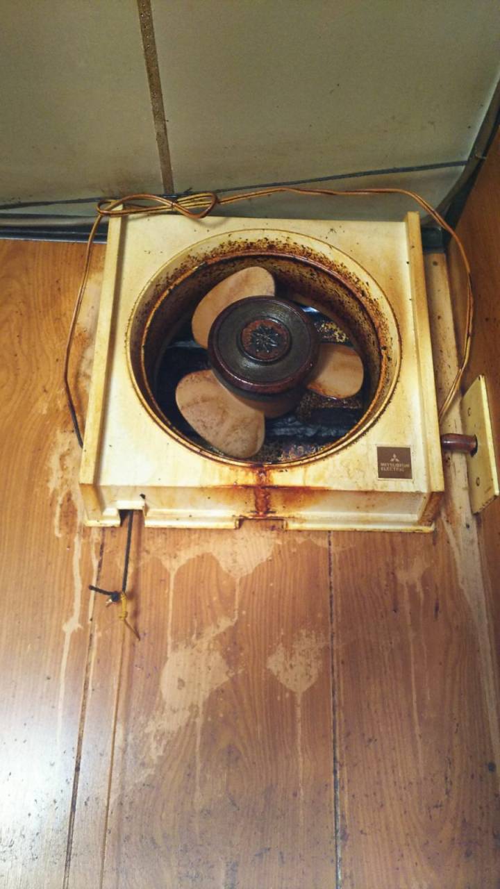 油+ヤニの換気扇(作業前)<br>油とヤニで変色してます。