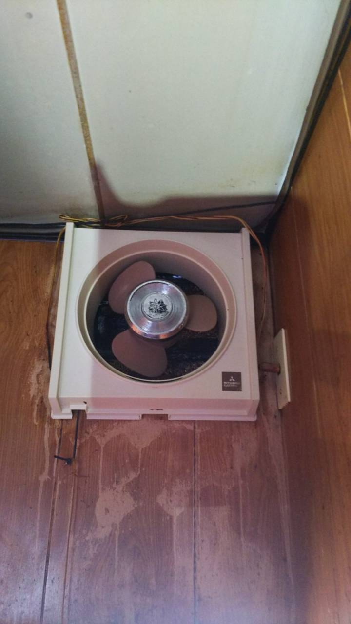 油+ヤニの換気扇(作業後)<br>油・ヤニを綺麗に洗浄して真っ白に戻りました。