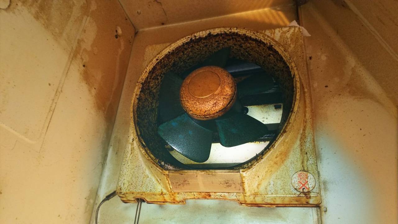 油ギトギト換気扇(作業前)<br>油でベタベタ・ギトギトです。黄色に変色・・・・。