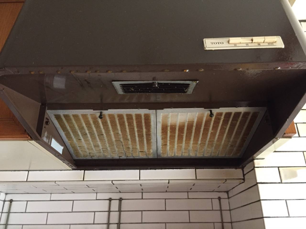 フィルターカバー(作業前)<br>カバーが油でベッタリで変色したます。