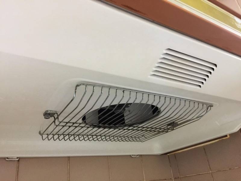 ピカピカ(作業後)<br>油を綺麗に洗浄しまして元の白い色に戻りました。