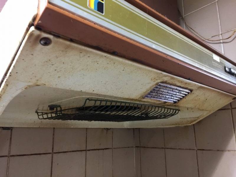 ギトギト(作業前)<br>白いカバーが油で変色してます。