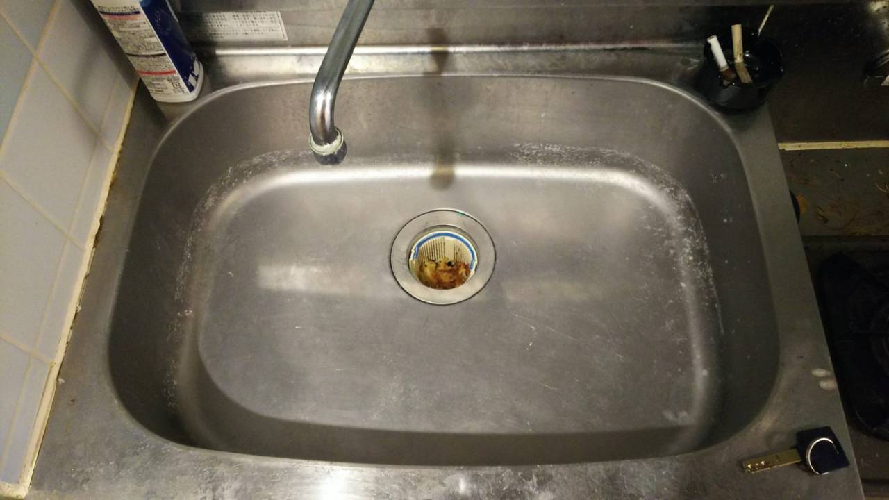 清掃前<br>築15年のワンルームマンションのシンクです。