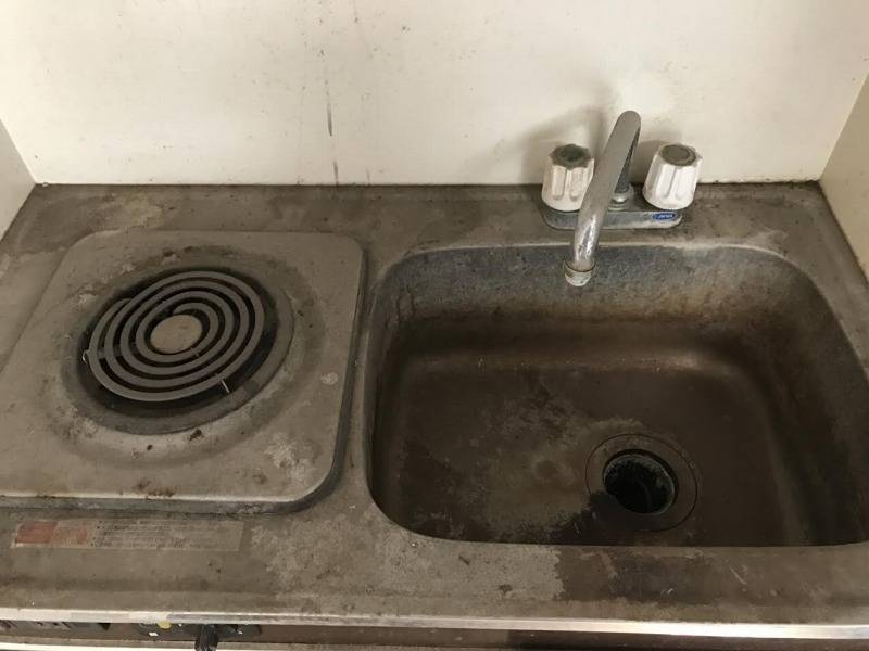 清掃前<br>ゴミ屋敷状態の、ワンルームマンションのミニキッチン。