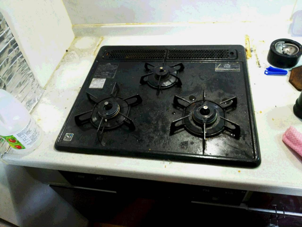 清掃前<br>ガス台・五徳・壁・テーブルが油でギトギトです。