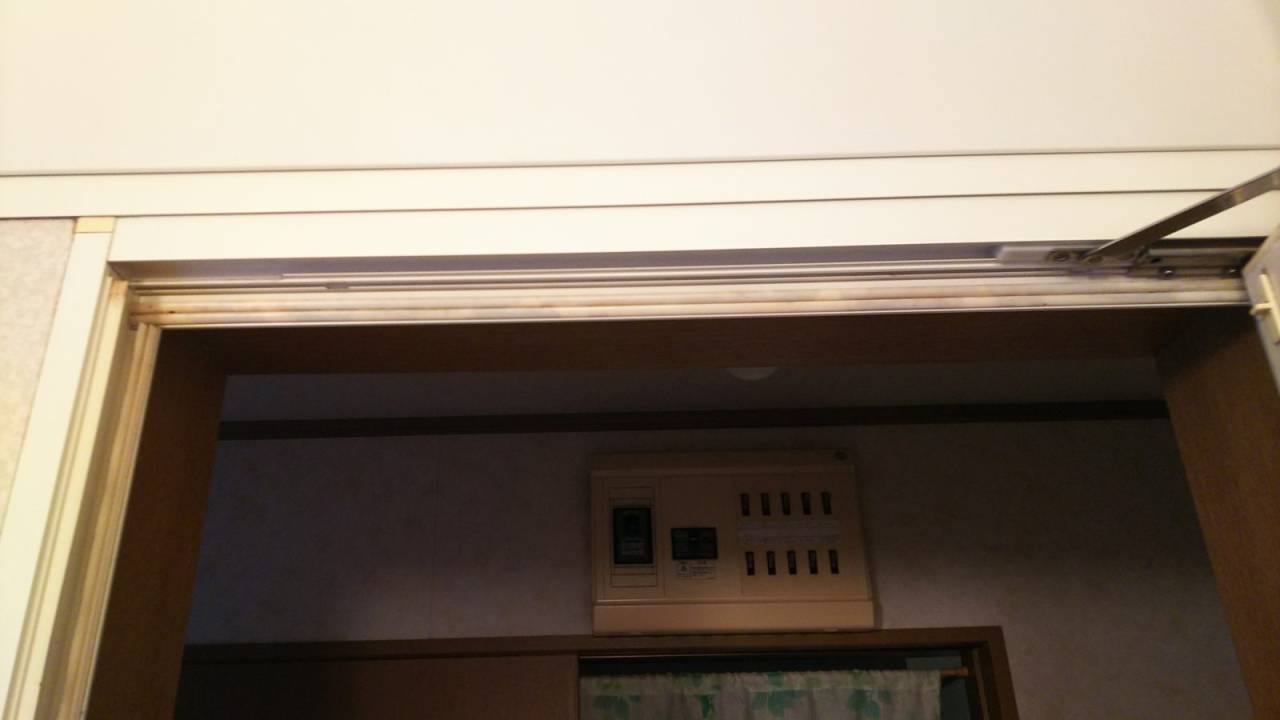 扉(作業後)<br>カビ洗浄で白くなりました。