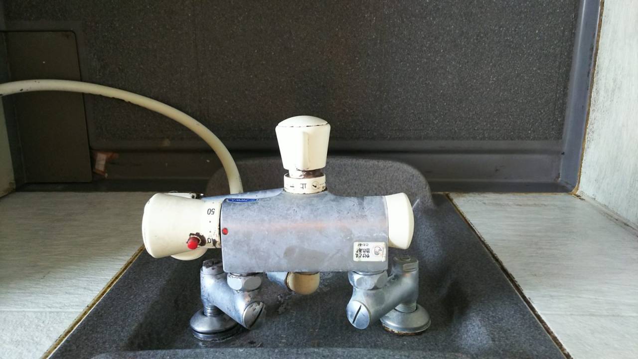 カラン(作業前)<br>水垢で真っ白