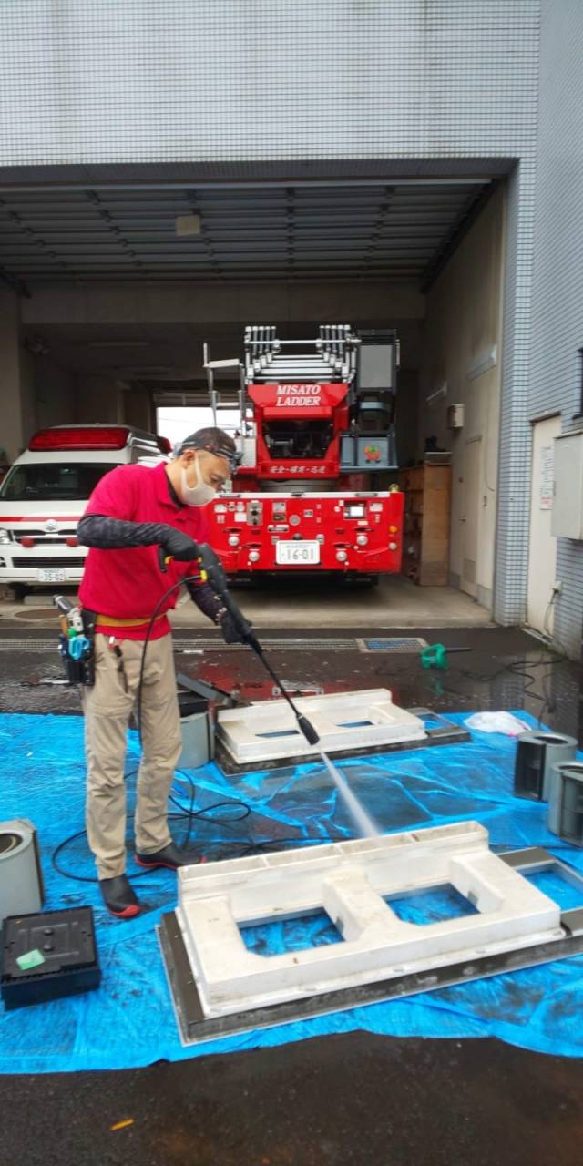 消防署のエアコン清掃<br>エアコンパーツの洗浄作業になります。