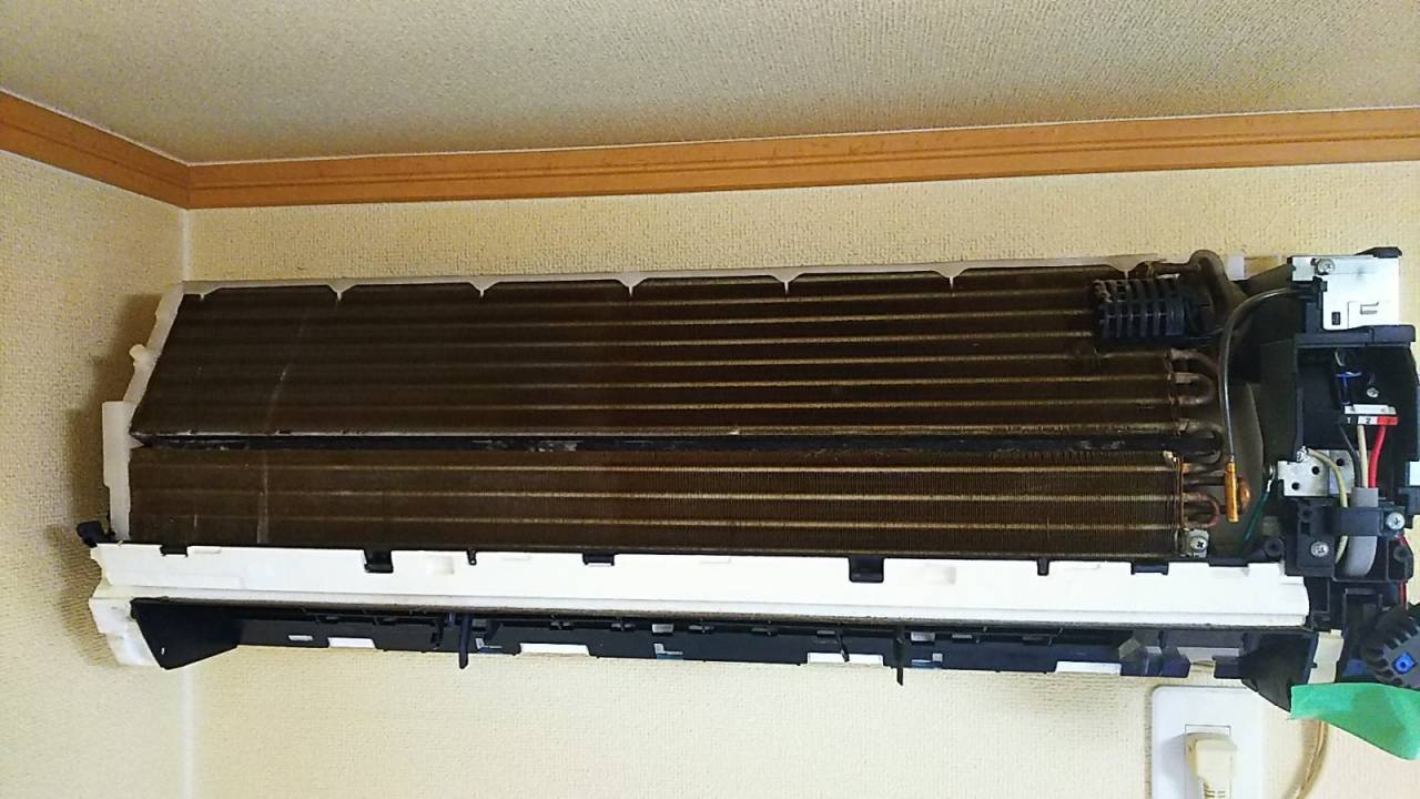 タバコのヤニ(洗浄前)<br>タバコのヤニで汚れてます(黄ばみ)