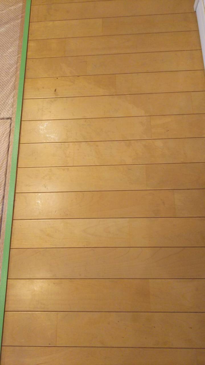 剝離作業前<br>古いワックスが剝がれてムラになっています。