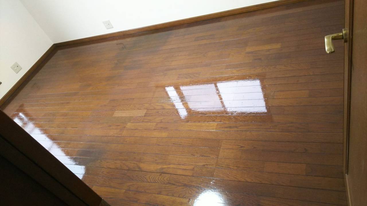 ワックス作業後<br>床に輝きが出て窓が綺麗に反射してます。