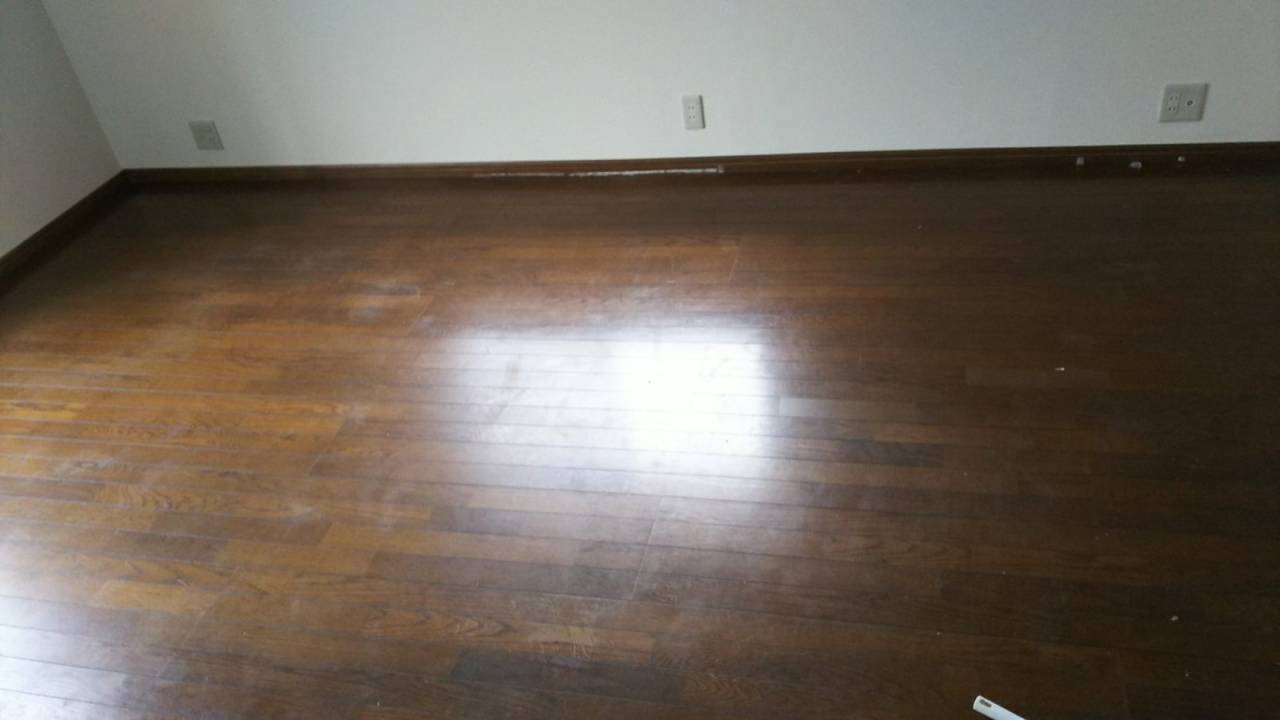 ワックス作業前<br>床に輝きがありません。