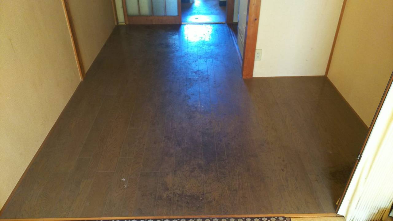 真っ黒な床も・・・<br>綺麗に洗浄します。