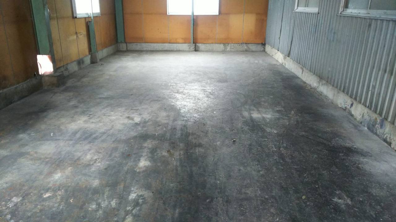 コンクリートの床<br>油よごれでギトギト・・・