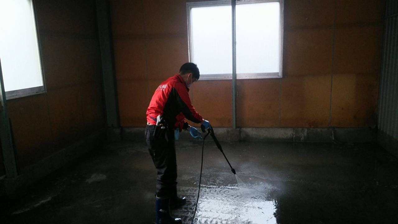 高圧洗浄です。<br>コンクリート床洗浄になります。