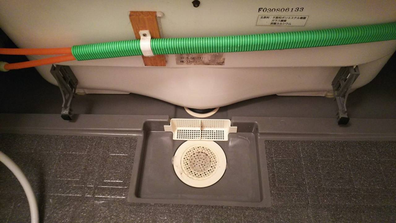 エプロン内部2<br>排水溝にカビが増殖してします。