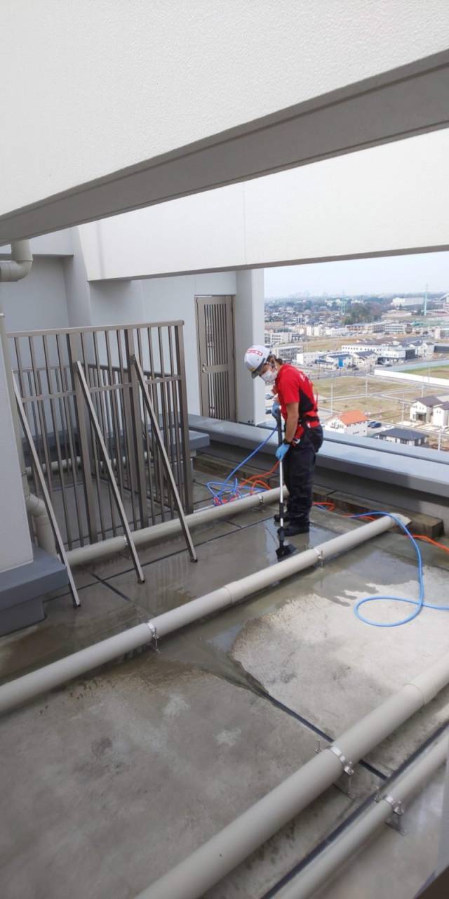 作業中<br>マンションの共用部清掃です。