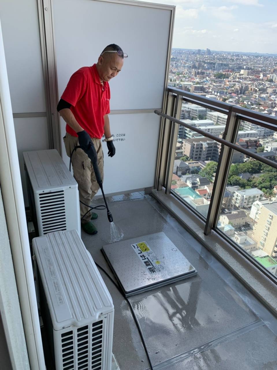 作業中<br>高層マンションのベランダ清掃中です。