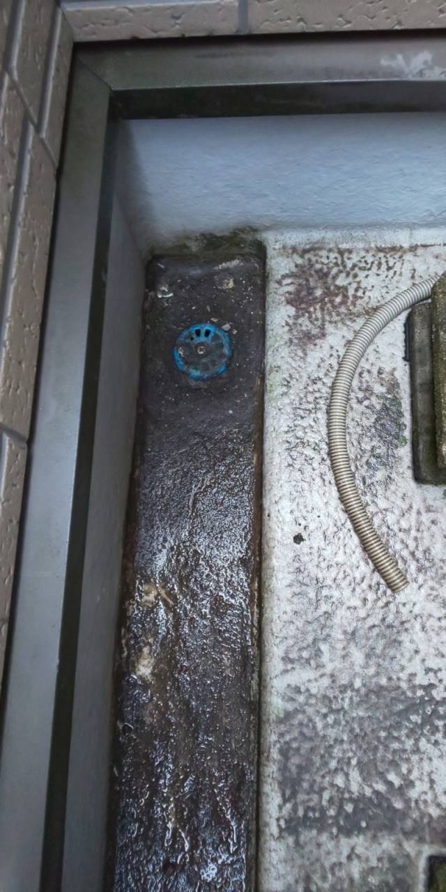 清掃前<br>排水口が詰まっています。