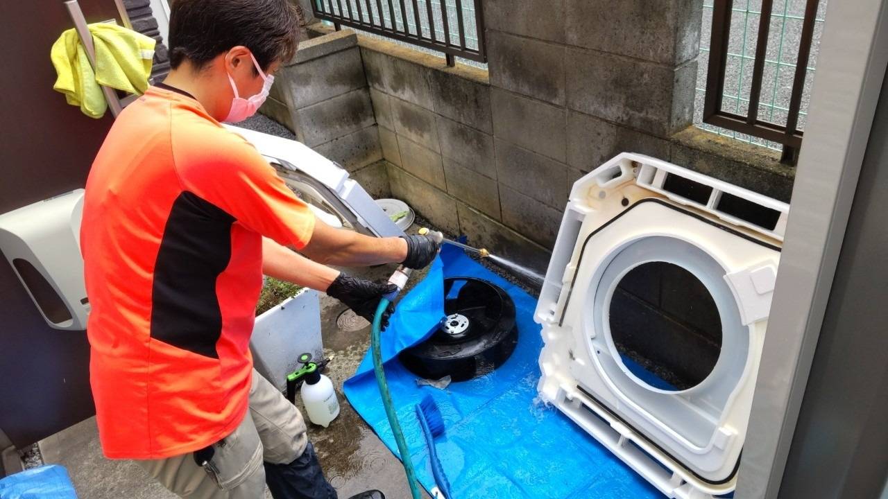 ドレンパン・ファン洗浄中<br>野外にて洗浄致します。