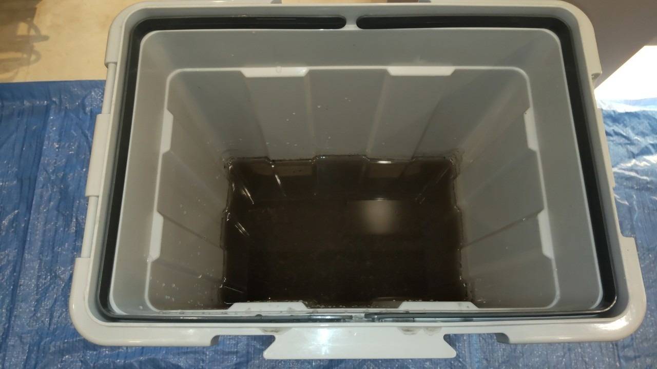 汚水<br>熱交換器の汚れ！<br>真っ黒な汚水です。