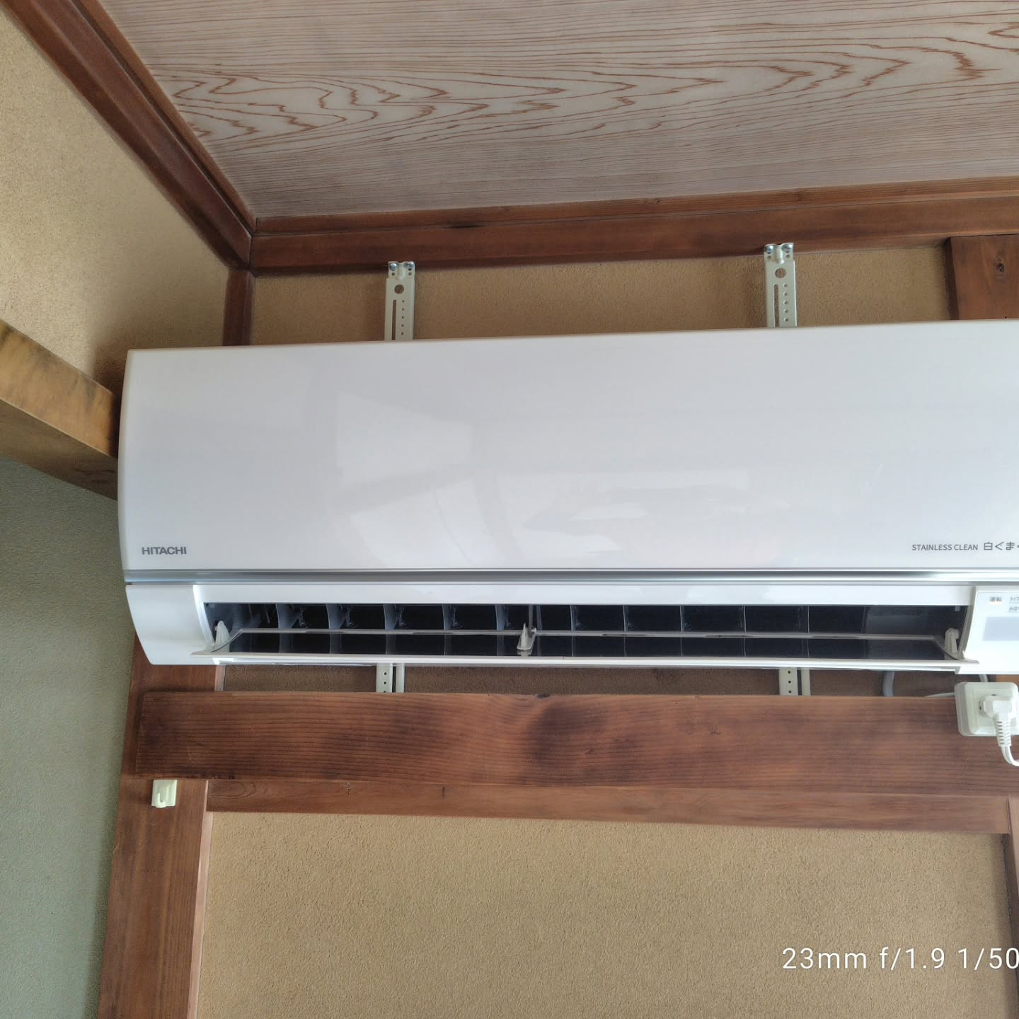 本日は、エアコンお掃除機能付きのエアコン2台をクリーニングさ...