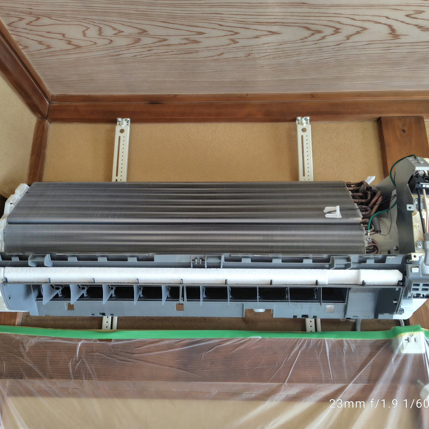 本日は、エアコンお掃除機能付きのエアコン2台をクリーニングさ...