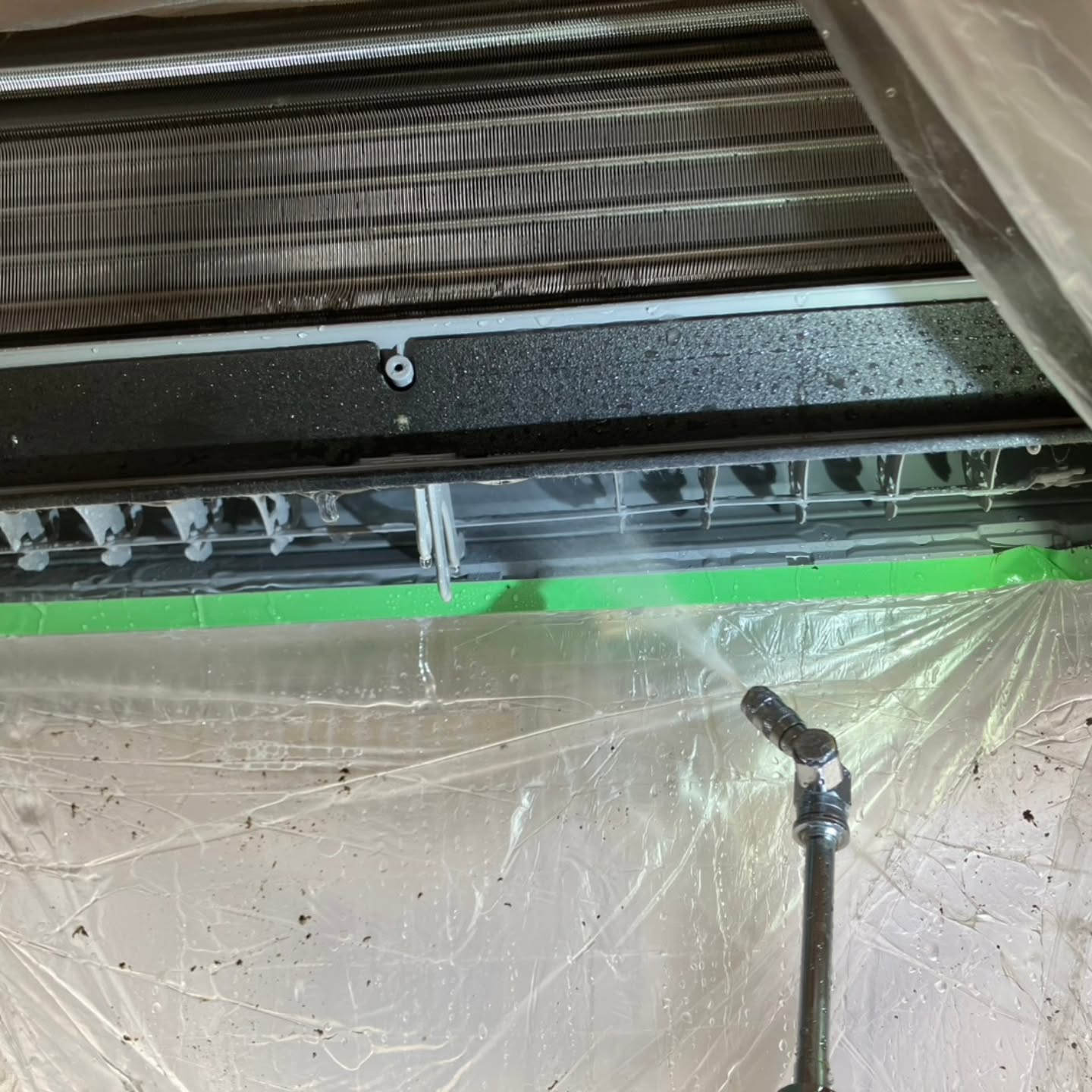 本日は、エアコンお掃除機能付きのエアコン2台をクリーニングさ...