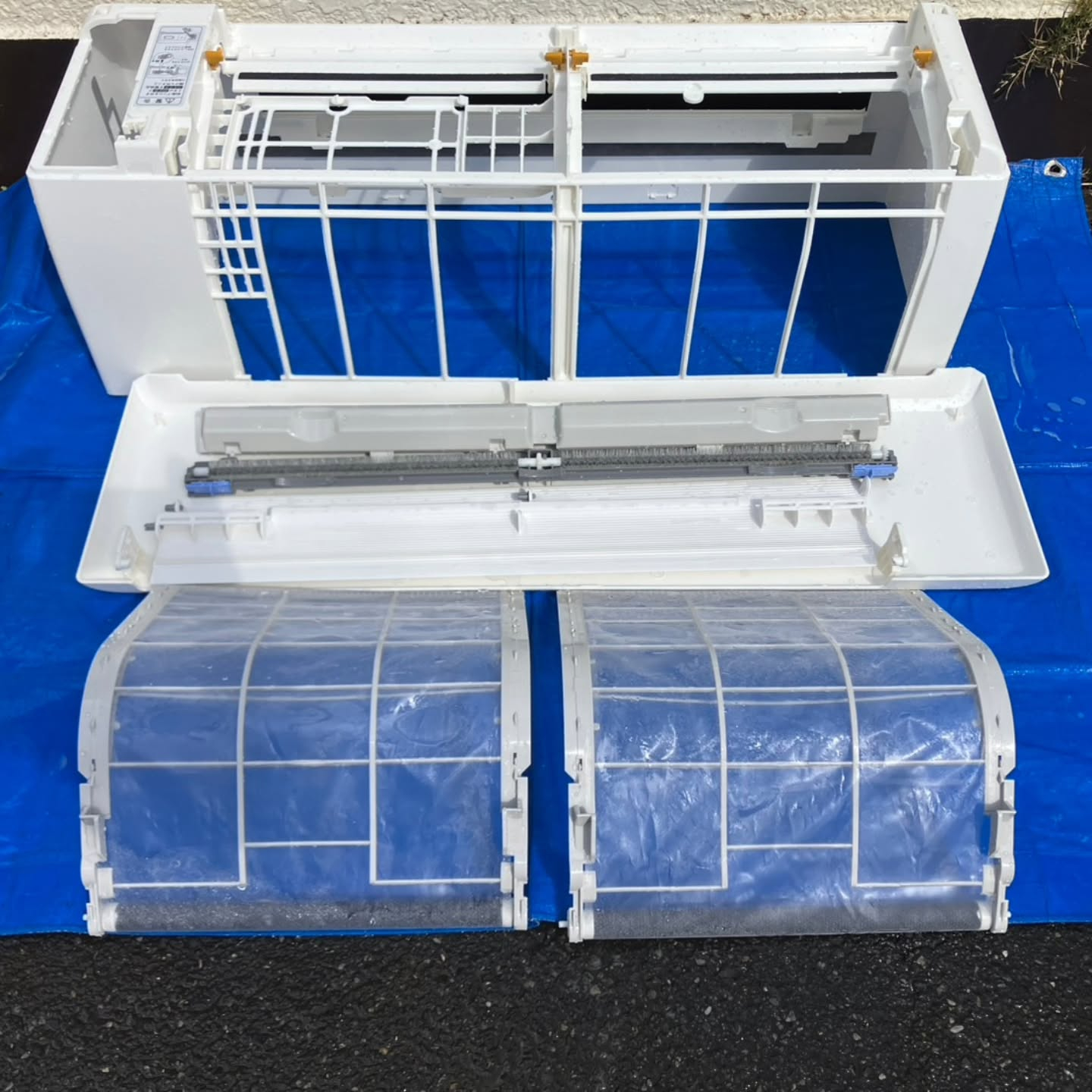 本日は、エアコンお掃除機能付きのエアコン2台をクリーニングさ...