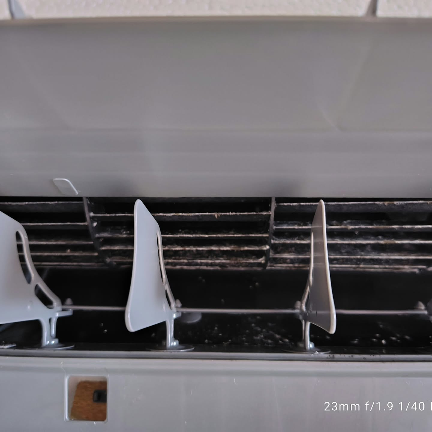 本日は、エアコンお掃除機能付きのエアコン2台をクリーニングさ...