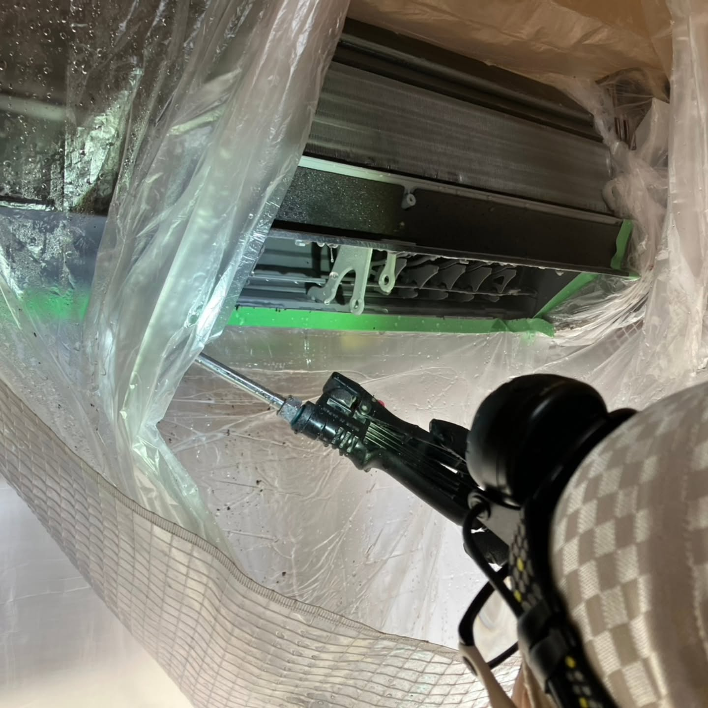 本日は、エアコンお掃除機能付きのエアコン2台をクリーニングさ...