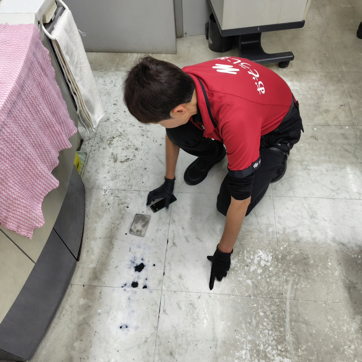 今日は昨日に引き続き、夕方から4件の歯医者さんの床清掃を担当...