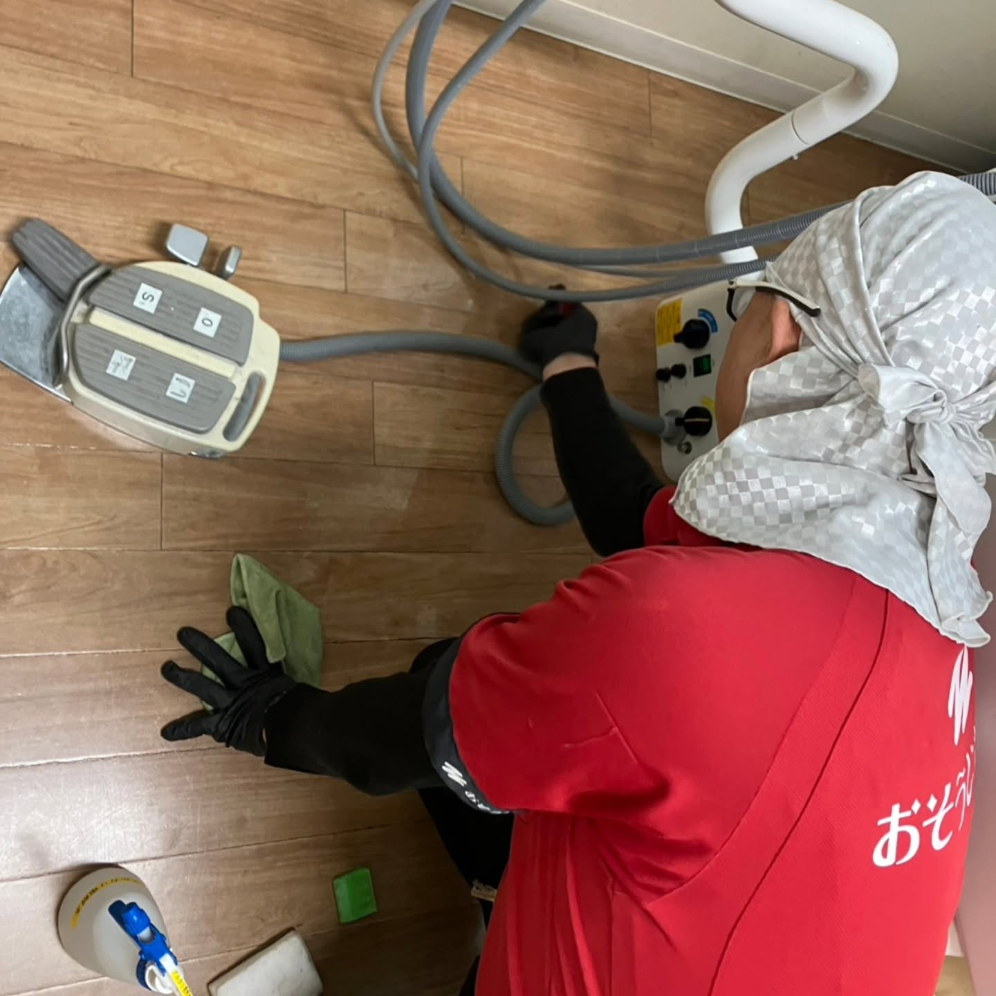 今日は昨日に引き続き、夕方から4件の歯医者さんの床清掃を担当...