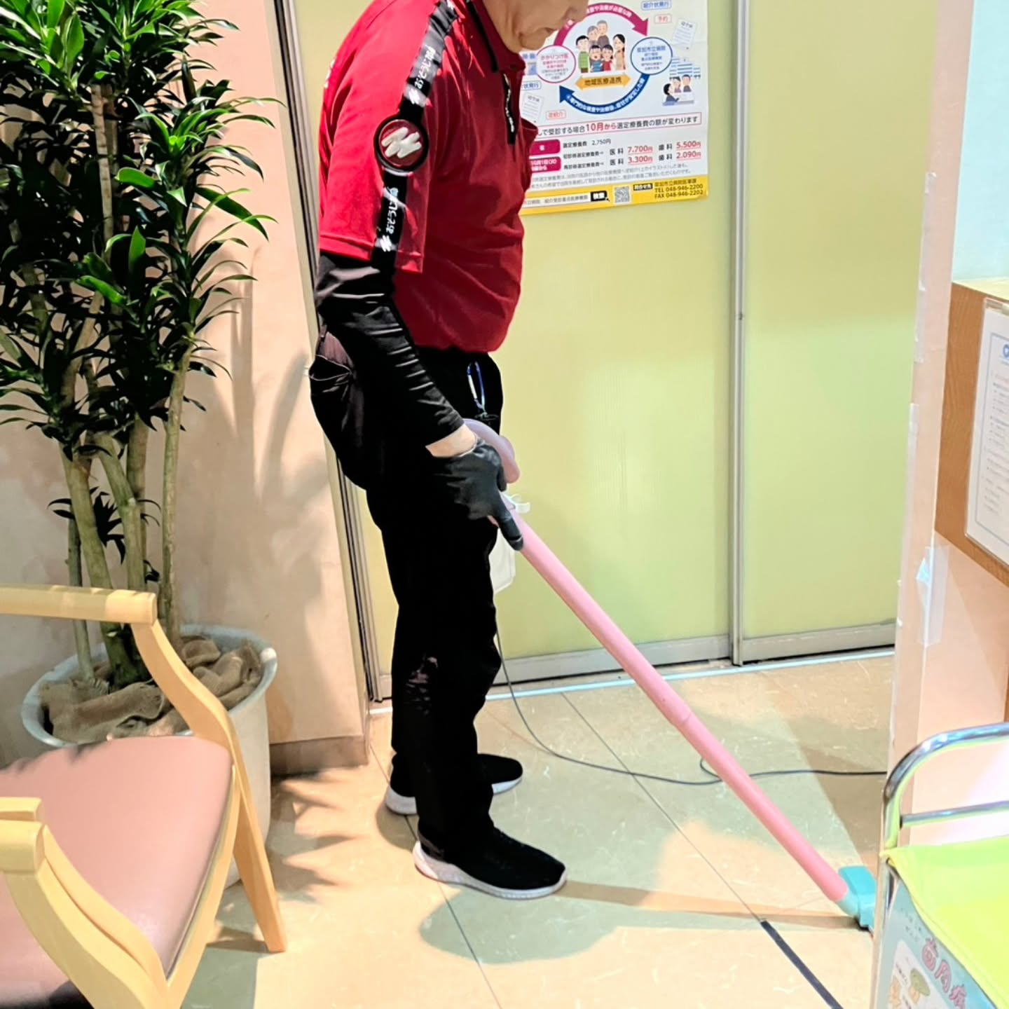 今日は昨日に引き続き、夕方から4件の歯医者さんの床清掃を担当...