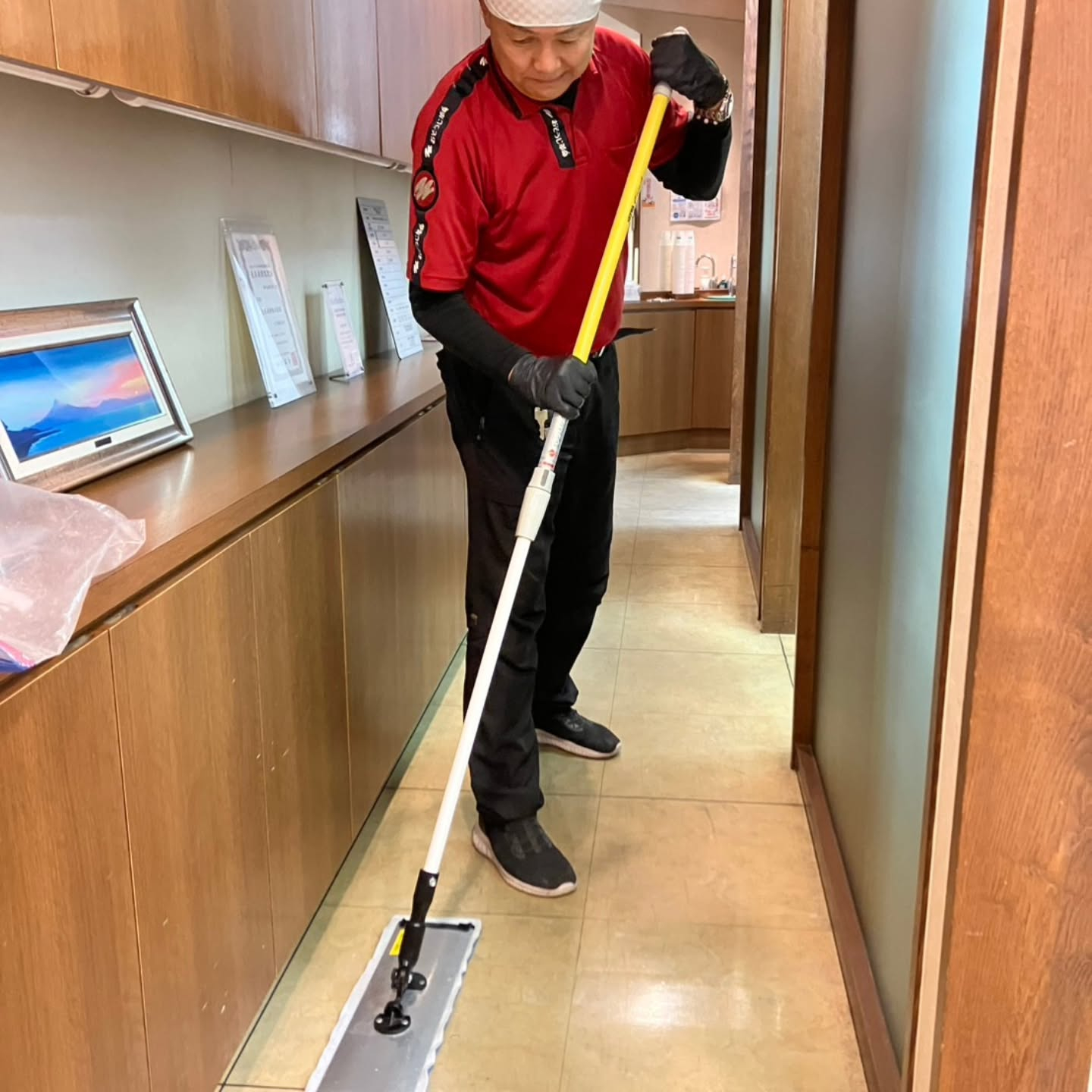 今日は昨日に引き続き、夕方から4件の歯医者さんの床清掃を担当...