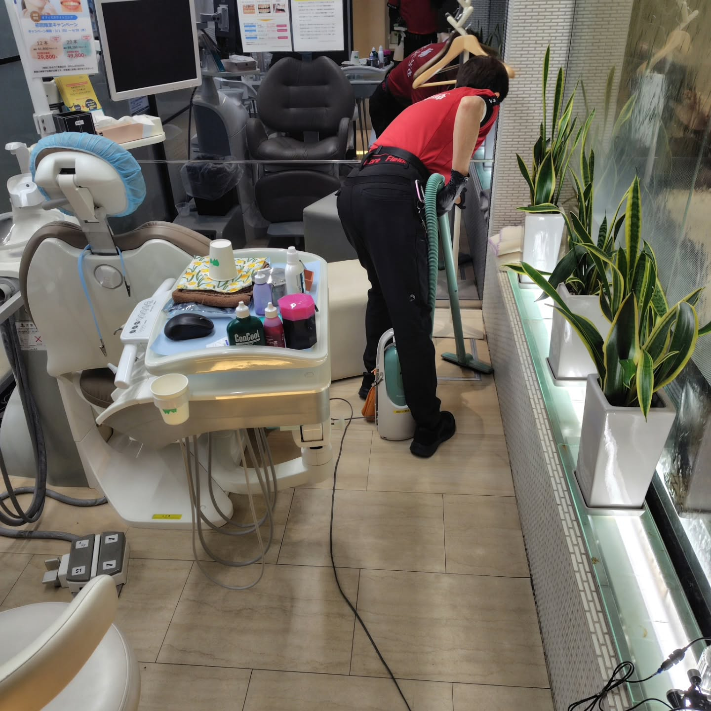 今日は昨日に引き続き、夕方から4件の歯医者さんの床清掃を担当...