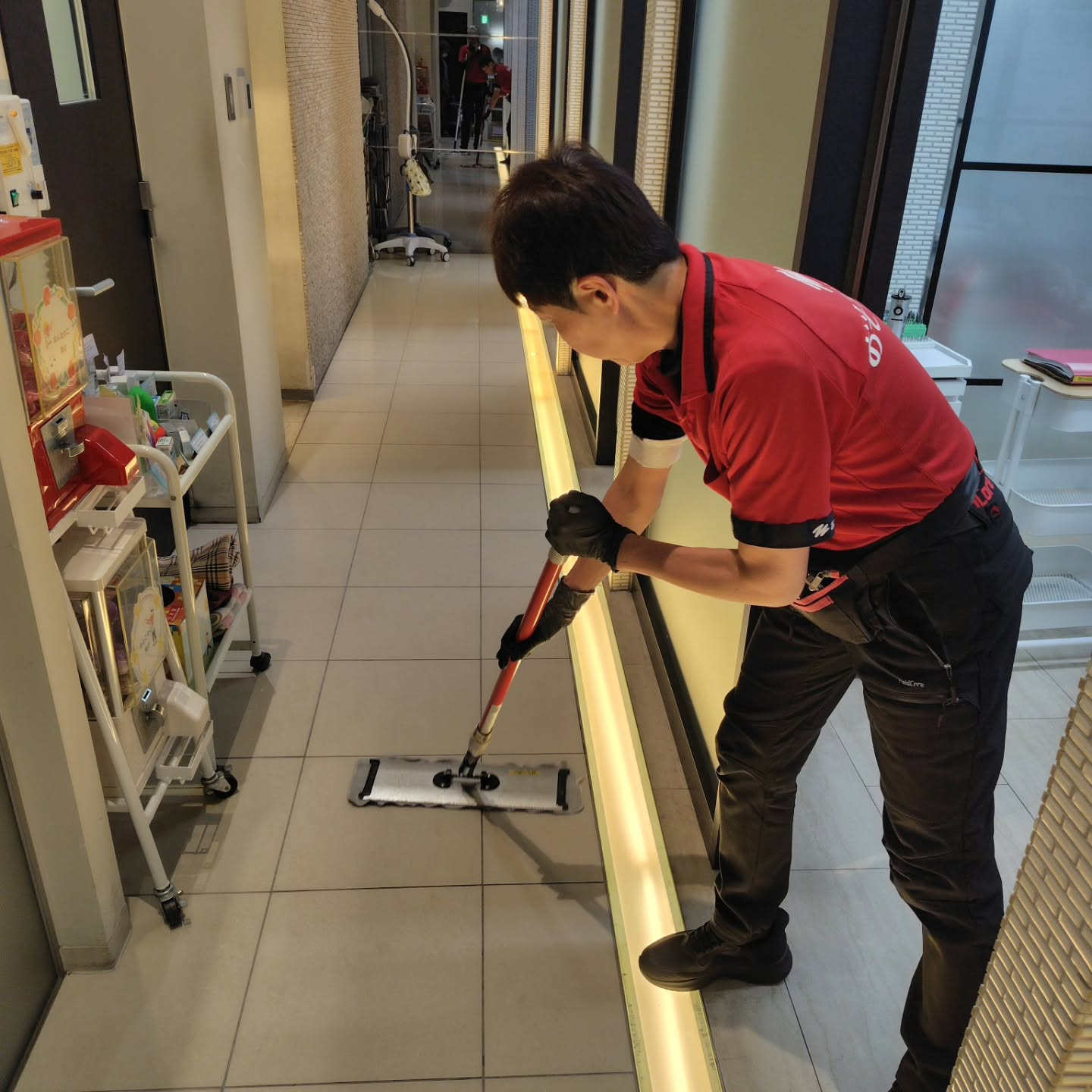 今日は昨日に引き続き、夕方から4件の歯医者さんの床清掃を担当...