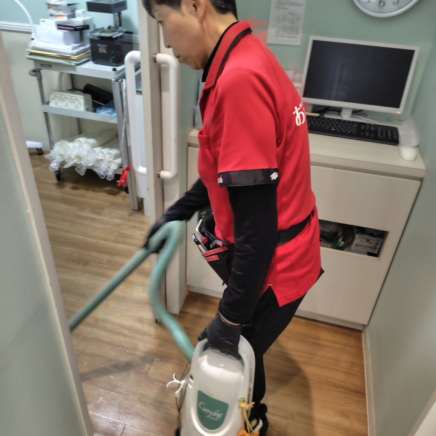 今日は昨日に引き続き、夕方から4件の歯医者さんの床清掃を担当...