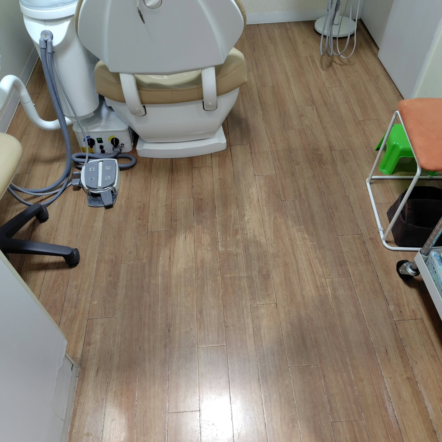 今日は昨日に引き続き、夕方から4件の歯医者さんの床清掃を担当...