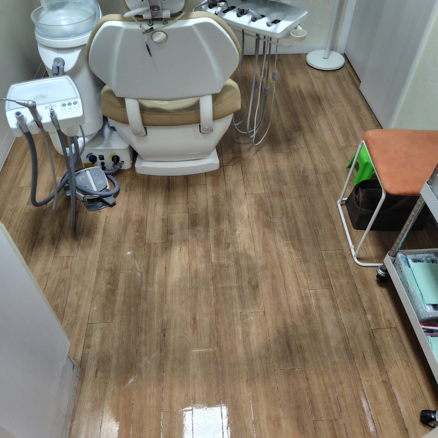 今日は昨日に引き続き、夕方から4件の歯医者さんの床清掃を担当...