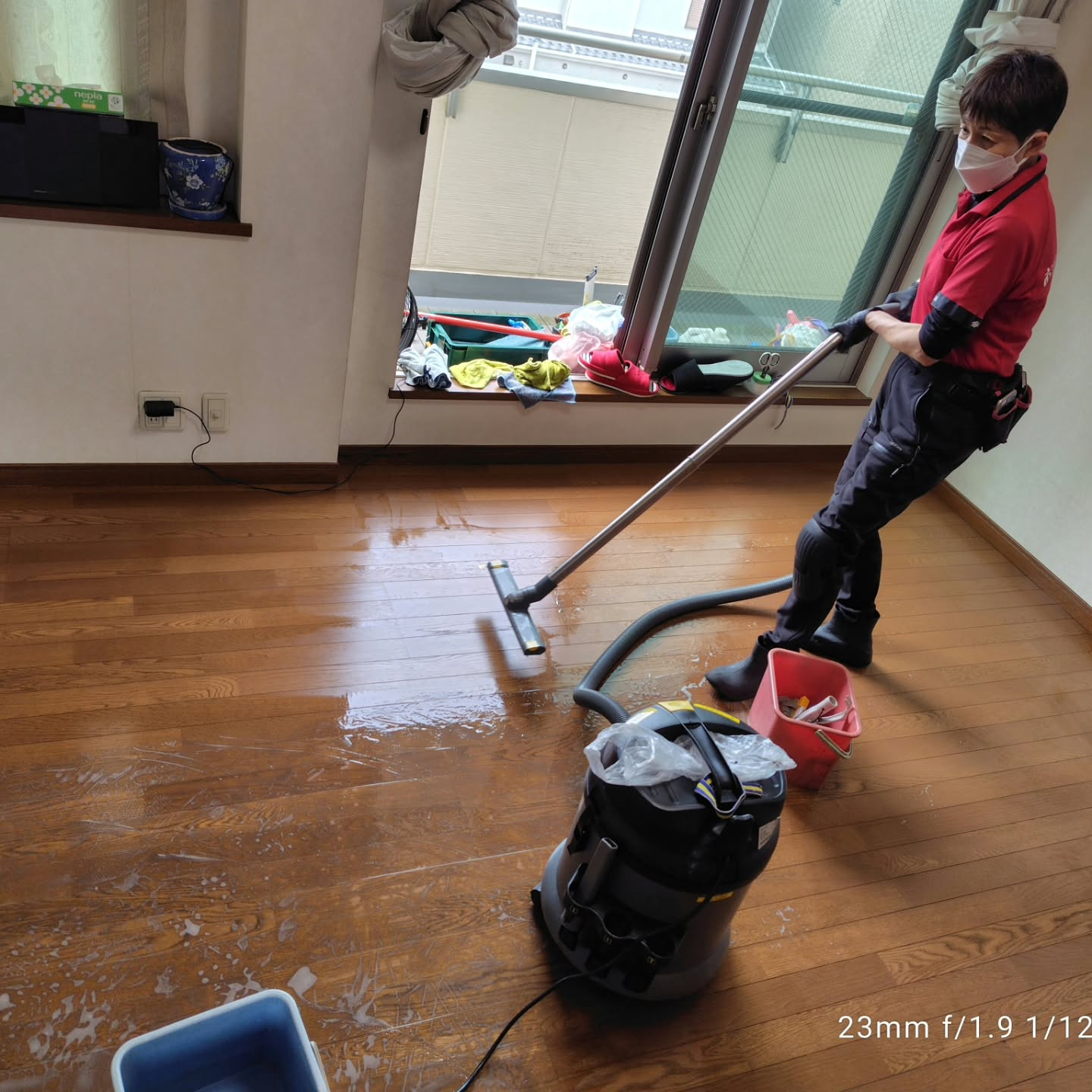 本日は築30年の戸建て住宅の床清掃を担当いたしました。