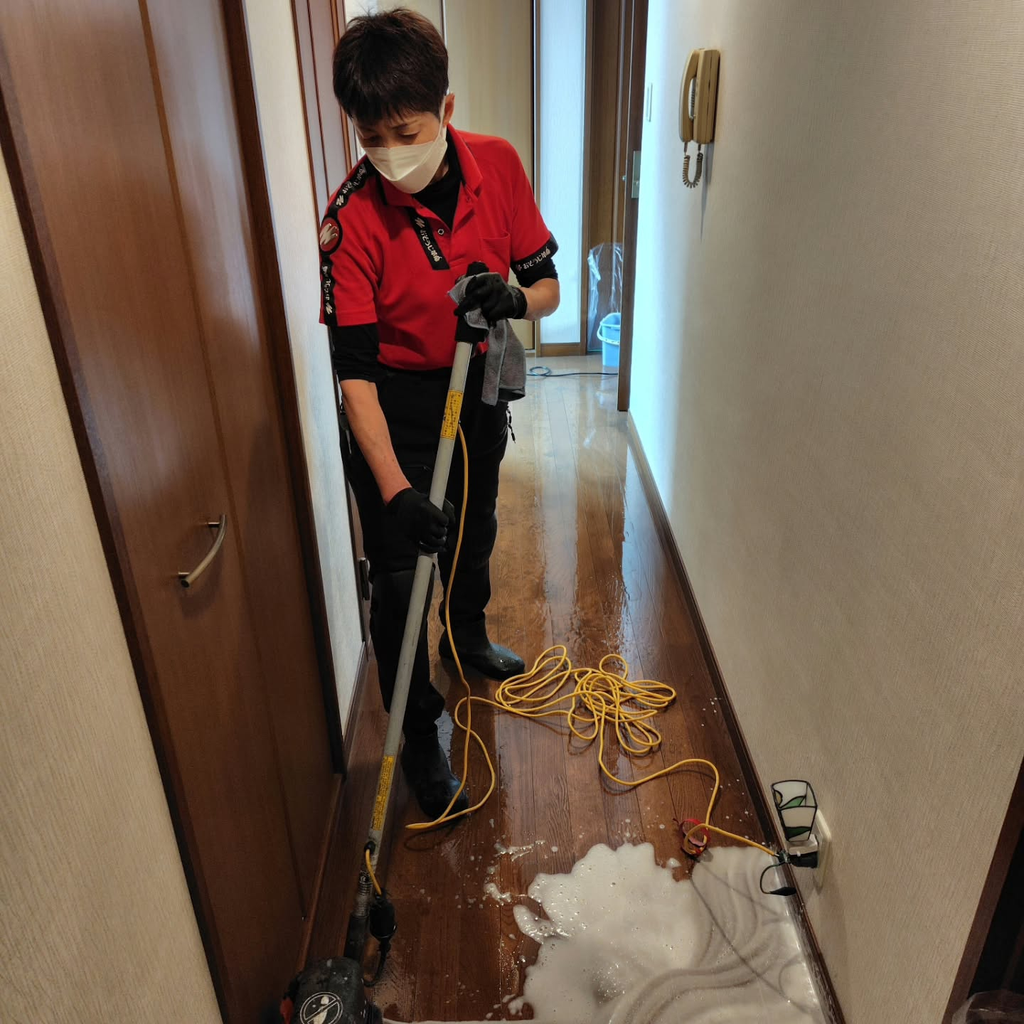 本日は築30年の戸建て住宅の床清掃を担当いたしました。