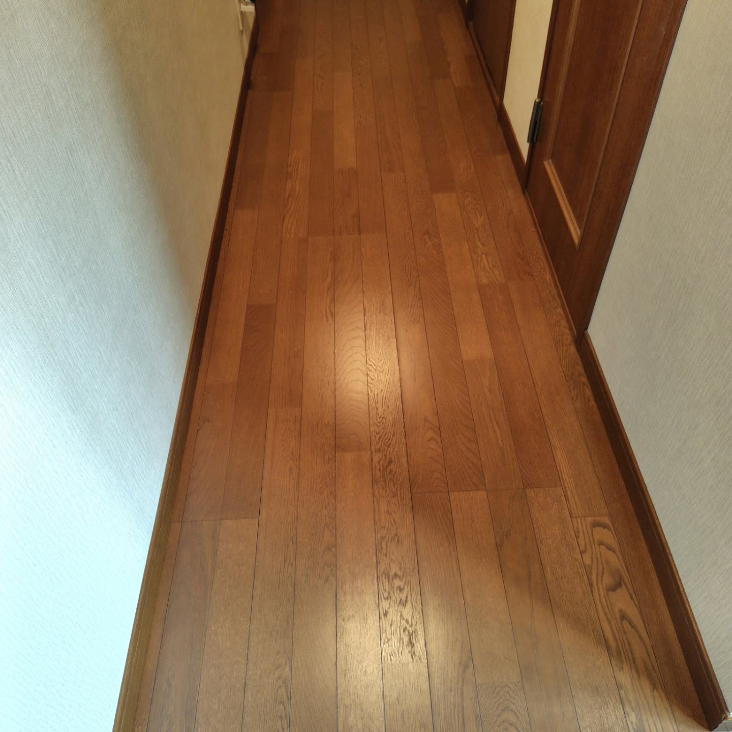 本日は築30年の戸建て住宅の床清掃を担当いたしました。