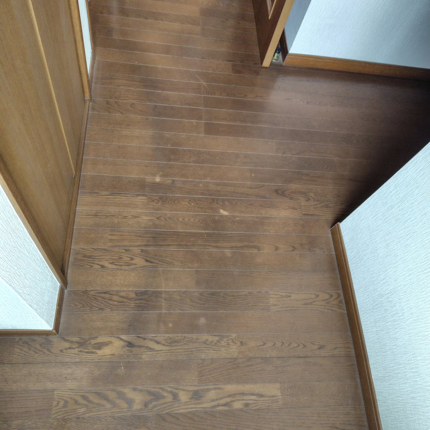 本日は築30年の戸建て住宅の床清掃を担当いたしました。