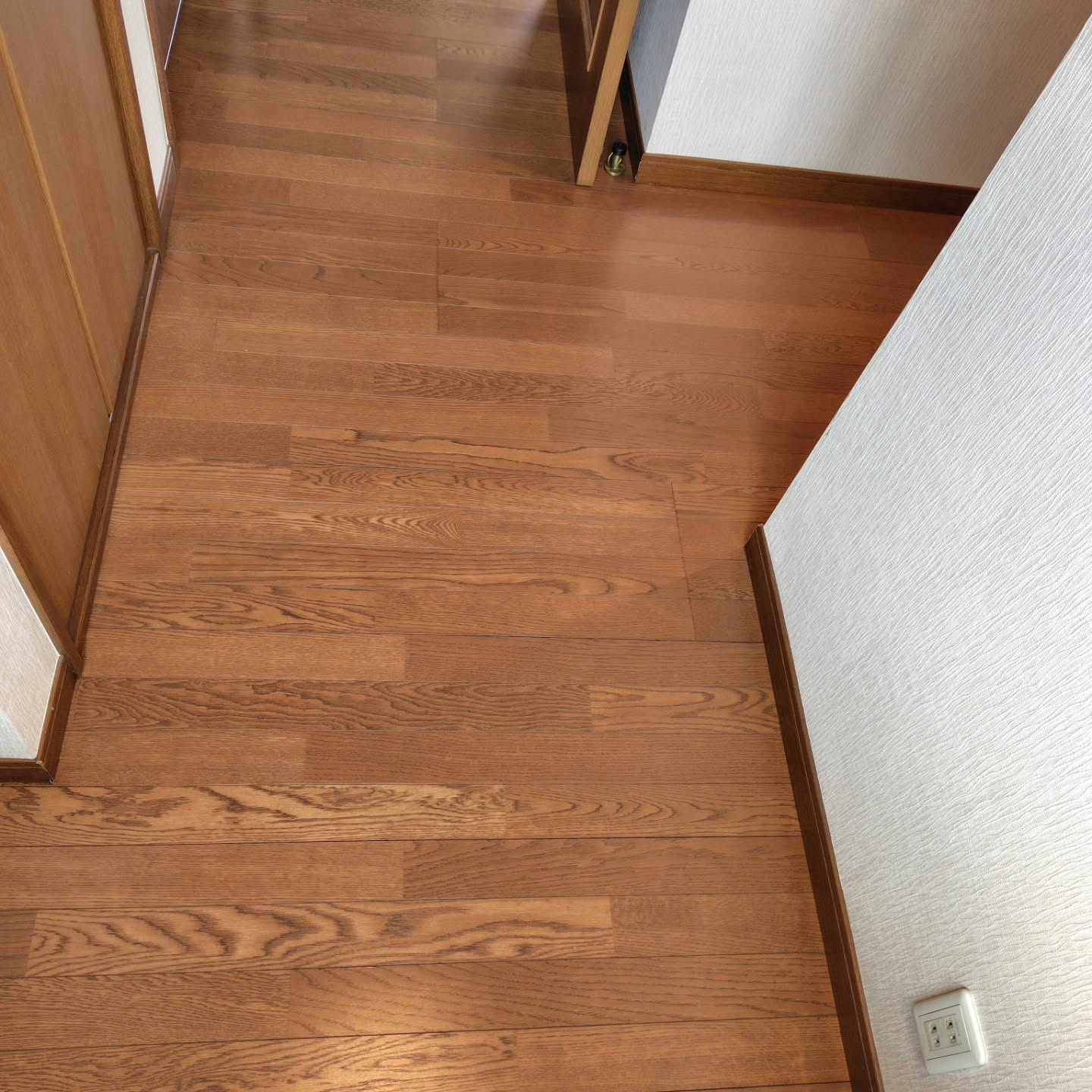 本日は築30年の戸建て住宅の床清掃を担当いたしました。