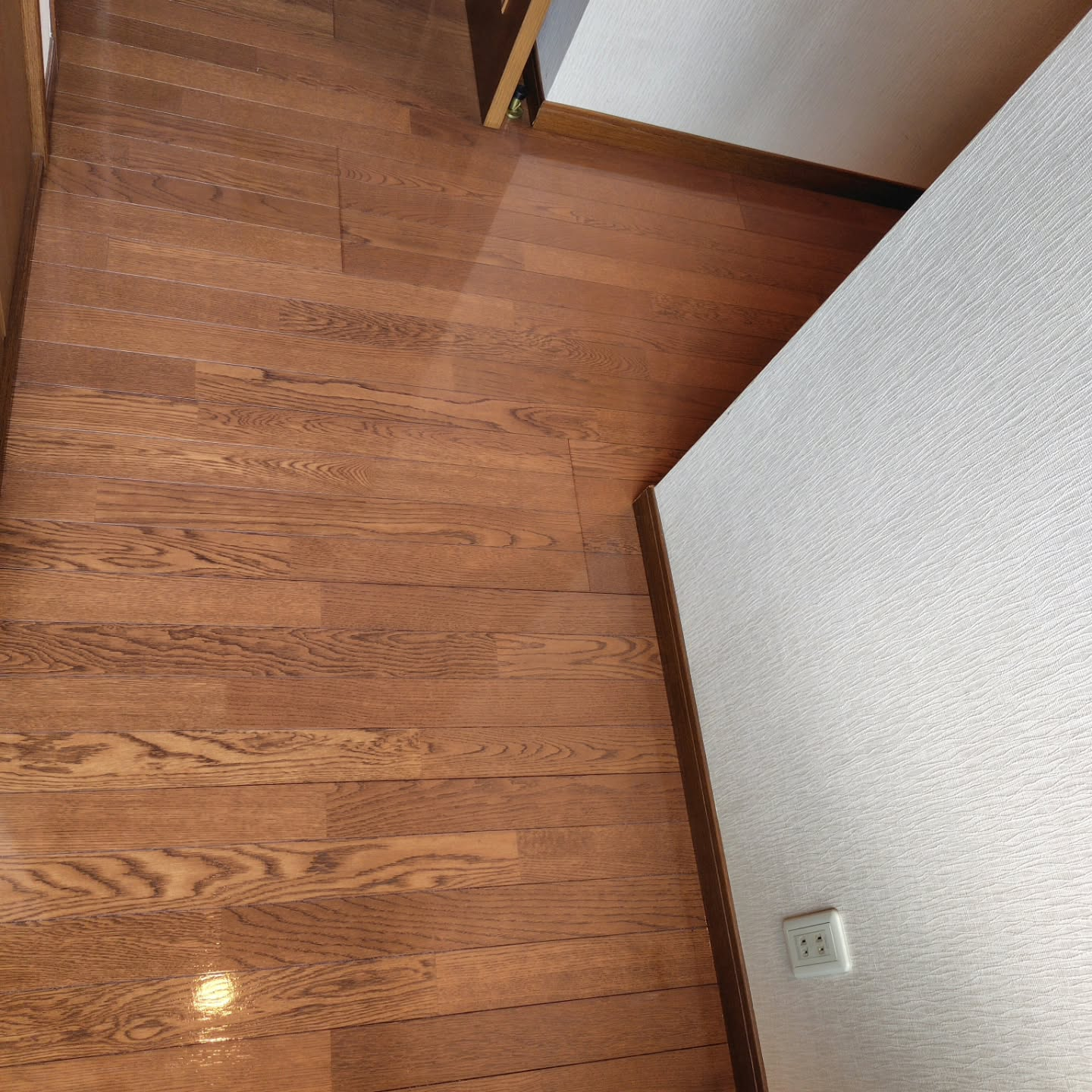 本日は築30年の戸建て住宅の床清掃を担当いたしました。