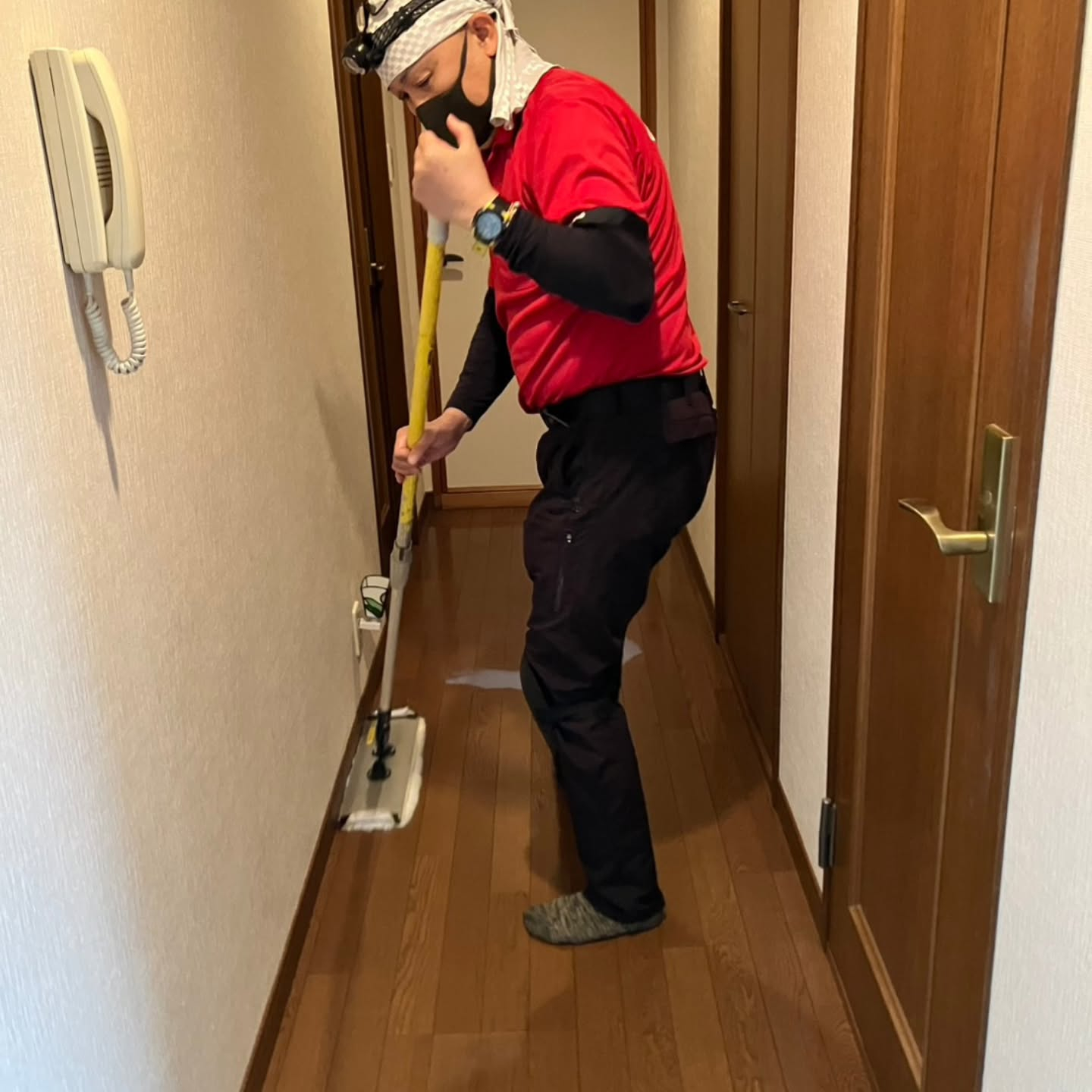 本日は築30年の戸建て住宅の床清掃を担当いたしました。