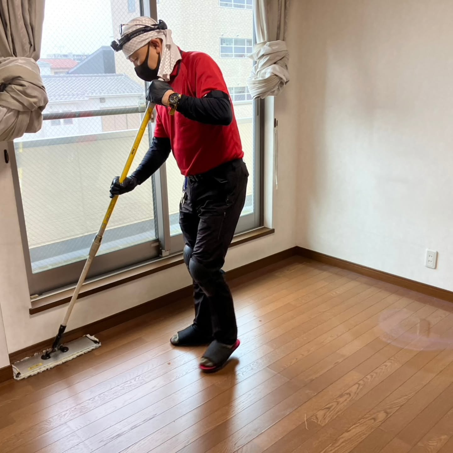 本日は築30年の戸建て住宅の床清掃を担当いたしました。