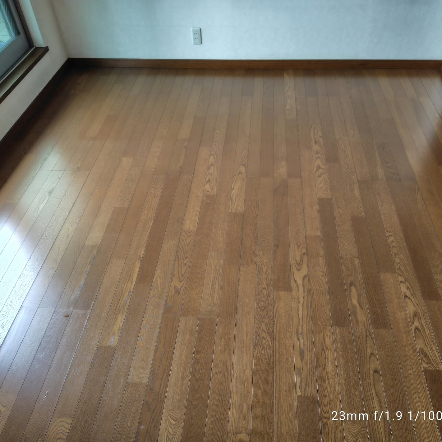 本日は築30年の戸建て住宅の床清掃を担当いたしました。