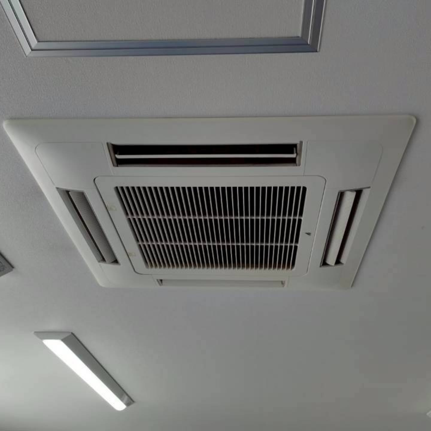 吉川市の塾教室では、冷房シーズンを迎える前に、業務用天井カセ...